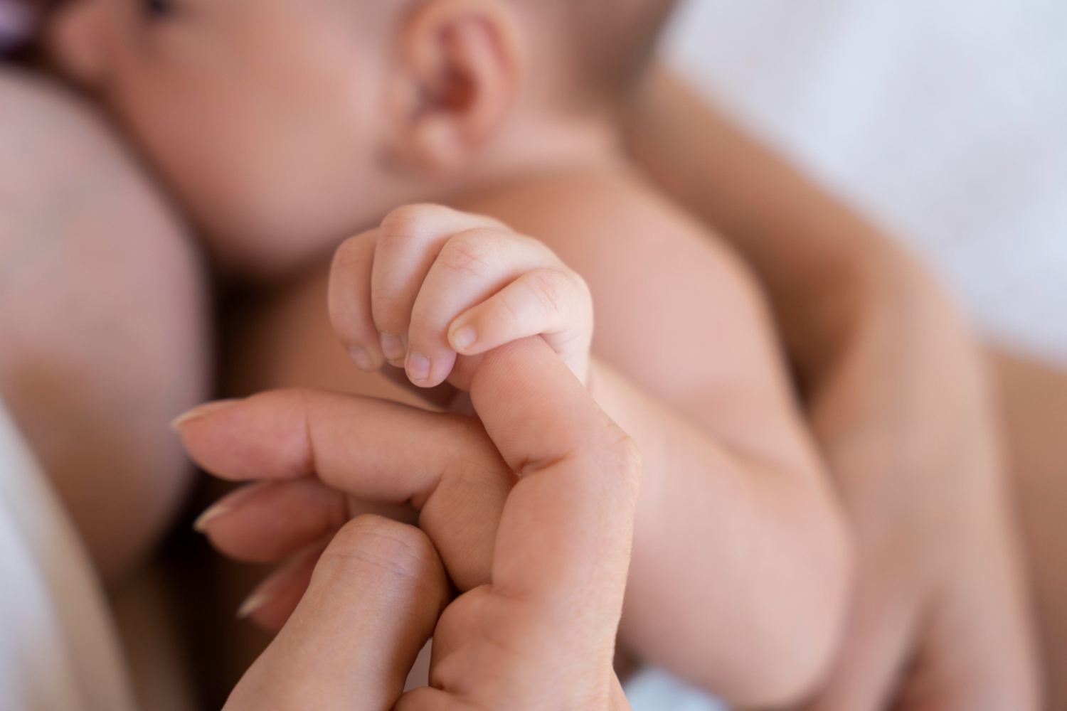 Consultante en lactation accompagnant une mère lors d'une consultation d'allaitement